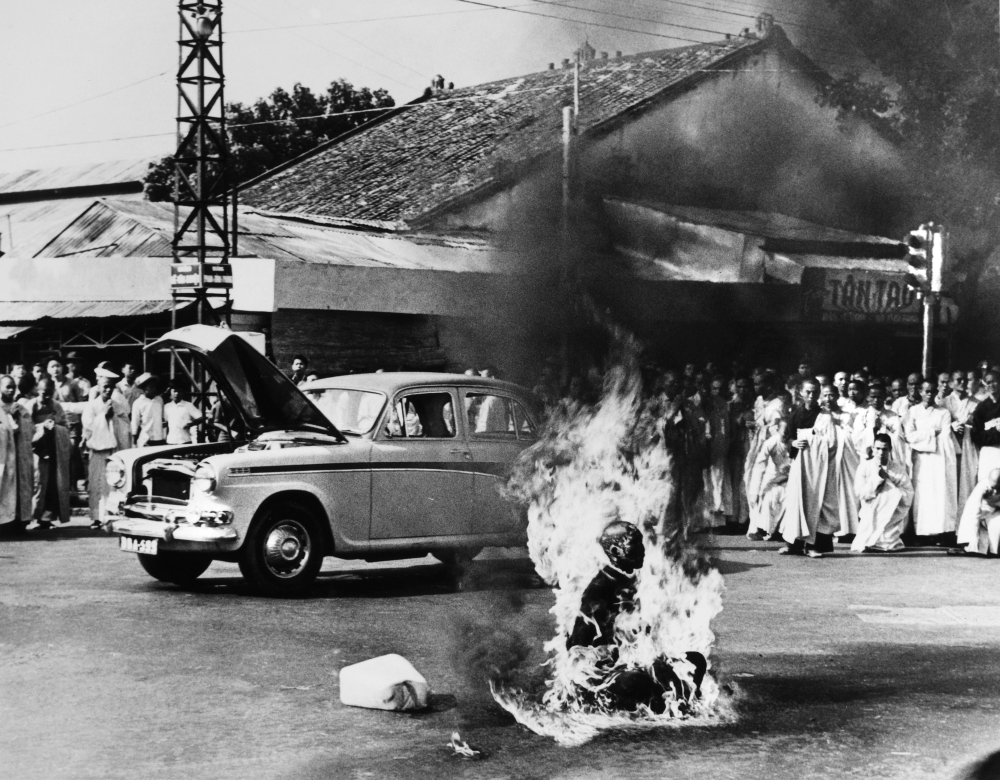 Buddhist Crisis 1963 Nbuddhist Monk Thich Quang Duc 1897 1963 Committing Self Immolation At